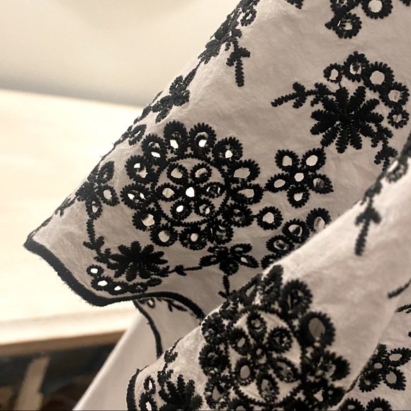 2/$25 H&M White with Black Eyelet Embroidery Off Shoulder Sleeve Top Large L - Picture 5 of 6